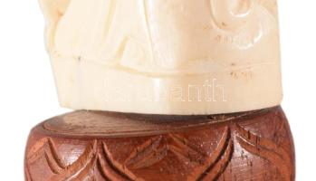 Faragott csont keleti szobor, gésa ábrázolással, fa talapzaton, m: 28 cm