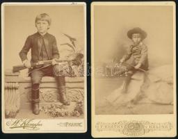 1888-1890 Fiatal fiú játék puskával, illetve bottal, 2 db kabinetfotó cseh műtermekből (M. Klempfner, Prága; F. Krátky, Kolín), a verzón feliratozva, 17x11 cm