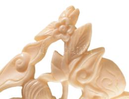 Faragott csont keleti szobor, gésa ábrázolással, fa talapzaton, m: 25 cm