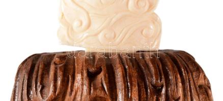 Faragott csont keleti szobor, gésa ábrázolással, fa talapzaton, m: 25 cm