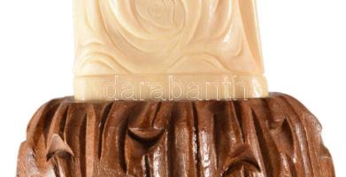 Faragott csont keleti szobor, gésa ábrázolással, fa talapzaton, m: 25,5 cm