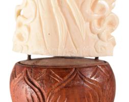 Faragott csont keleti szobor, gésa ábrázolással, fa talapzaton, m: 30 cm