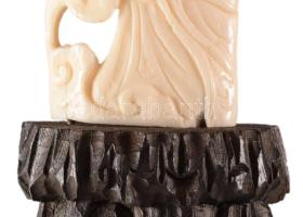 Faragott csont keleti szobor, gésa ábrázolással, ragasztással, fa talapzaton, m: 21,5 cm