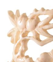 Faragott csont keleti szobor, Keleti Bölcs ábrázolással, fa talapzaton, m: 19 cm