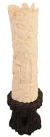 Faragott csont keleti szobor, klasszikus kínai életkép jelenettel, fa talapzaton, m: 19,5 cm