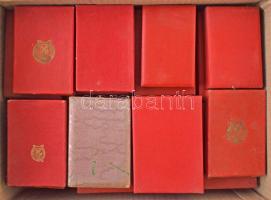 31db-os szocializmus korabeli kitüntetés tok-tétel, benne több Rákosi-címeres tok T:vegyes közte sérültek