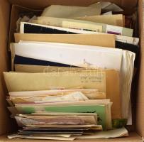 Magyar FDC-k, emléklapok, küldemények, magyar és külföldi bélyegek hullámkarton donozban