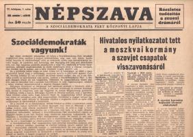 [Folyóirat, 1956.] Kéthly Anna a Szociáldemokrata Párt elnöke. Magyarország felmondja a varsói szerződést. Megszűnt a beszolgáltatási rendszer. Az SZDP lapjaként megjelenő Népszava első lapszáma a forradalom alatt. 77. évfolyam, 1. szám. (1956. november 1.)  Budapest, 1956. Athenaeum Nyomda. 4 p. Folio. A nagy múltra visszatekintő baloldali lap, a szakszervezeti munkásság lapja a forradalom első napjaitól kezdve Nagy Imre kormányát támogatta, november 1-jétől pedig az újjáalakult Szociáldemokrata Párt lapjaként jelent meg. Lapszámunk vezércikkét a korábban félreállított és bebörtönzött Kéthly Anna volt országgyűlési képviselő, a magyar szociáldemokrácia vezető alakja írta. A tartalomból: Kéthly Anna: Szociáldemokraták vagyunk! -- Kezdjen a kormány határozott tárgyalásokat a szovjet csapatok kivonásáról -- Magyarország felmondja a varsói szerződést -- Szociáldemokraták részvétele a kormányban -- Kéthly Anna és Révész András a II. Internacionálé ülésére Bécsbe utazik -- Maléter Pál a honvédelmi miniszter első helyettese -- Amerikai és svéd kommunisták a magyar forradalomról -- Őszinte képek a forradalom tüzében izzó Budapestről. Jó állapotú lapszám, hajtogatva, a hajtás mentén apró szakadásnyomokkal.