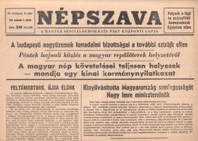 [Folyóirat, 1956.] Kinyilvánította Magyarország semlegességét Nagy Imre miniszterelnök. Beszélgetés Maléter Pál ezredessel. Sikert ígérő tárgyalások indultak a Szovjetunióval. Eisenhower elnök új nyilatkozata a magyarországi eseményekről. Peyer Károly meghalt. Az SZDP lapjaként megjelenő Népszava második lapszáma a forradalom alatt. 77. évfolyam, 2. szám. (1956. november 2.) Budapest, 1956. Athenaeum Nyomda. 6 p. Folio. A nagy múltra visszatekintő baloldali lap, a szakszervezeti munkásság lapja a forradalom első napjaitól kezdve Nagy Imre kormányát támogatta, november 1-jétől pedig az újjáalakult Szociáldemokrata Párt lapjaként jelent meg. Lapszámunk vezető híre Nagy Imre nyilatkozata Magyarország semlegességéről. A lap közli Eisenhower amerikai elnök nyilatkozatát is, amely határozattan üdvözli a szovjet kormány csapatkivonási ígéretét a térségből. Az amerikai kormány emellett gazdasági segítséget ajánl az országnak. Lapszámunkban rövidebb interjú Maléter Pál ezredessel. Kelemen Gyula MSZDP-elnök a kisiparosokra, kiskereskedőkre és a parasztságra is kiterjedő szakszervezeti mozgalom szervezését sürgeti. Végül megrendült hangú tudósítás a száműzött egykori szociáldemokrata vezető, Peyer Károly haláláról. A tartalomból: Országszerte megalakultak a forradalmi bizottságok -- Újjászervezik a nemzetőrséget -- Vegyétek fel a munkát! Maléter Pál ezredes felhívása -- Kéthly Anna és Révész András Bécsben -- Újjáalakítják az Akadémiát -- Petőfi Párt néven újjáalakult a Parasztpárt -- Új pártot alapítanak a kommunisták -- Az orosz nyelv elveszti egyeduralmi helyzetét az NDK-ban -- Csütörtök este sikert ígérő tárgyalások indultak a Szovjetunióval -- Szolidaritását fejezte ki a II. Internacionálé -- Óráról órára súlyosbodik a helyzet Közel-Keleten. Jó állapotú lapszám, hajtogatva, a hajtás mentén apró szakadásnyomokkal.