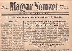 [Folyóirat, 1956.] Azonnal kezdjék meg a tárgyalásokat a szovjet csapatok kivonásáról, javasolta a magyar kormány. Maléter Pál a magyar hadsereg állapotáról. Csak nemzetőrök viselhetnek fegyvert. Pénteki jelentések a szovjet csapatmozdulatokról. A Magyar Nemzet lapszáma a forradalom napjaiból. XIX. évfolyam, 257. szám. (1956. november 3.) Budapest, 1956. Athenaeum Nyomda. 4 p. Folio. A nagy múltú jobboldali napilap a fordulat évétől a Hazafias Népfront lapjaként jelent meg. A diktatúra éveiben a kormányzat hivatalos híreinek közlésére szorítkozott, 1953-tól Nagy Imre törekvéseit támogatta. A forradalom napjától a Nagy Imre-kormány félhivatalos lapjának számított. Lapszámunk fő híre a magyar semlegességé. Mellette egyre gyakrabban sürgetik a szovjet csapatok távozását. Utcai harcokról nem számol be lapunk, ellenben cáfolja a forradalom becsületét romboló álhíreket. A tartalomból: Nagy Imre miniszterelnök távirata az ENSZ főtitkárához -- Magyar semlegesség -- A Kisgazdapárt koalíciós kormányt sürget -- A Szociáldemokrata Párt megbízik Nagy Imrében -- A szovjet csapatok távozását és Magyarország gazdasági újjáépítését követeli a Szocialista Internacionálé -- A magyar Pen Club felhívása a Pen Club Világszövetség londoni központjához -- Teljes szabadságot kíván az egyház a tanításban -- Mi történt a Teréz-templom előtt? -- A "csőcselék" legendája -- Őrizetlen százasok a pesti utcán. Jó állapotú lap, hajtogatva, a hajtás mentén apró szakadásnyomokkal.
