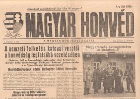 [Folyóirat, 1956.] A nemzeti felkelés katonai vezetői a honvédség legfelsőbb vezetésében. Honvédfegyverek védik Budapest külső övezetét. Mindszenthy Józsefet katonáink szabadították ki fogságából. Kitört a háború Közel-Keleten. A Magyar Honvéd lapszáma a forradalom napjaiból. I. évfolyam, 3. szám. (1956. november 1.) Budapest, 1956. Október 23. Nyomda. 4 p. Folio. A Nagy Imre-kormányt támogató honvédségi lap a forradalom politikai és honvédelmi híreit közli. A tartalomból: A szabadságharcos csapatok nemzetőrséggé alakulnak -- Éljen a Nemzetőrség! -- Katonai díszpompával temetik el a felkelő hősöket -- Válaszol Janza Károly honvédelmi miniszter -- Rend és törvényesség -- Egészségügyi járőrök a gyógyszertolvajok ellen -- Éjszakai körséta Budapesten -- Továbbra is lesz villany a fővárosban -- A Szabadságharcosok vidéki körútja -- Méltatlan hangok a román és csehszlovák sajtóban. Jó állapotú lap, hajtogatva.
