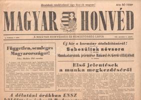 [Folyóirat, 1956.] Független, semleges Magyarországot! Új hír a kormány átalakításáról. A Forradalmi Honvédelmi Bizottmány parancsa. Négy magyar repülőtér már szabad. Első jelentések a munka megkezdéséről. A Magyar Honvéd lapszáma a forradalom napjaiból. I. évfolyam, 4. szám. (1956. november 2.) Budapest, 1956. Október 23. Nyomda. 4 p. Folio. A Nagy Imre-kormányt támogató honvédségi lap a forradalom politikai és honvédelmi híreit közli. Az utcai harcok szünetelése idején kiadott lapszámunk örömmel számol be róla, hogy a szovjet hadsereg által körbevett hazai repülőterek közül négy felszabadult. A további cikkek a nemzetőrséget uraló fegyelem és rend témáját tárgyalják, interjút közölnek a honvédelmi tárca várományosával, Maléter Pállal, továbbá közlik Kovács Béla kisgazda vezető nyilatkozatát. A tartalomból: Maléter Pál: Független, semleges Magyarországot! -- A sztrájkkal most már magunkat gyengítjük -- Fegyvert az egyetemi hallgatóknak! -- Igazolvánnyal látják el a Nemzetőrség tagjait -- Rákosi és Gerő villájából -- Adalék a Farkas-perhez -- Az MSZMP tovább akarja fejleszteni a demokratikus vívmányokat. Jó állapotú lap, hajtogatva, a hajtás mentén apró szakadásnyomokkal.