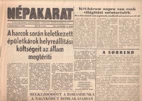 [Folyóirat, 1956.] Enyhítették a kijárási tilalmat. A Népakarat szakszervezeti folyóirat lapszáma a forradalom bukásának heteiből. I. évfolyam, 7. szám. (1956. november 20.) Budapest, 1956. Magyar Szabad Szakszervezetek Országos Szövetsége (Athenaeum Nyomda). [6] p. Folio. A forradalom napjaiban alakult, szociáldemokrata irányzatú szakszervezeti lap, a Népakarat a szabadságharc eltiprásának napjaiban, november 4-e után is megjelent. Kádár János kollaboráns kormánya ugyanis 1956 novemberében még nem uralta az országot olyan mértékben, hogy a forradalom emlékét ápoló lapok megjelenését korlátozza. A leplezetlen szovjet katonai jelenlét heteiben szakszervezeti lapszámunk beszámolhat a munkástanácsok munkájáról, a munkafelvétel és a munkamegtagadás dilemmájáról, illetve vezércikkben ítélheti el a Rákosi-Gerő-klikk uralmának terrorisztikus rendszerét. Érdekes módon lapszámunk a Magyar Írók Szövetségének tiltakozásának is helyet biztosít: az Írószövetség elutasítja a Marosán György elvtárstól (a kollaboráns kormány kulcsfigurájától) érkező rágalmakat. Lapszámunk ugyanakkor egyetlen szót sem ejthet a forradalmi munkás-paraszt kormány rendcsinálásáról, illetve a szovjet megszállás tényét sem kritizálhatja. Vezető publicisztikája végső soron a helyzettel való megbékélésre int: "A nép fenntartja legfőbb követeléseit: független, szabad életet akar. A munka szüneteltetése nem hoz életet - pusztulást hoz. Erre azt mondhatja valaki: ez a nép az életét tette a függetlenségre. Ám a munka szüneteltetése a függetlenséget nem hozza meg. A munka viszont meghozhatja. Sőt, napjaink történelmének egész logikája arra vall: meg is hozza". Ellentmondásos, átmeneti korszakból származó lapszámunk emlékezetes politikai helyzetről ad érzékletes leírást. Jó állapotú lap, hajtogatva, a hajtás mentén apró szakadásnyomokkal.