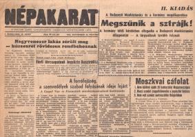 [Folyóirat, 1956.] Nagy Imre és társai elhagyták a jugoszláv nagykövetséget. A forrófejűség, a szenvedélyek szabad folyásának ideje lejárt. Gyújtogatók garázdálkodnak a fővárosban. A Népakarat szakszervezeti folyóirat lapszáma a forradalom bukásának heteiből. I. évfolyam, 10. szám. II. kiadás. (1956. november 23.) Budapest, 1956. Magyar Szabad Szakszervezetek Országos Szövetsége (Athenaeum Nyomda). [6] p. Folio. A forradalom napjaiban alakult, szociáldemokrata irányzatú szakszervezeti lap, a Népakarat a szabadságharc eltiprásának napjaiban, november 4-e után is megjelent. Kádár János kollaboráns kormánya ugyanis 1956 novemberében még nem uralta az országot olyan mértékben, hogy a forradalom emlékét ápoló lapok megjelenését korlátozza. Szakszervezeti lapunk - feltehetően fennmaradásáért cserébe - napról napra jobban közelíti álláspontját a győztesekéhez. Az átmeneti időszakban keletkezett Népakarat-szám publicisztikai hevülete a Rákosi-Gerő-klikk ellen irányul, Kádár János és társai nem kapnak kritikát, egyes cikkek pedig megbékélésre, a munka folytatására és a szovjet megszállás tényének tudomásul vételére szólítanak fel. A tartalomból: A Budapesti Munkástanács megegyezett a kormánnyal, megszűnik a sztrájk -- Ismét megindulnak az autóbuszok -- Negyvenezer lakás sérült meg, húszezret rövidesen rendbe hoznak -- Melbourne-i beszámoló az olimpia ünnepélyes megnyitójáról. Jó állapotú lapszám, hajtogatva, a hajtás mentén apró szakadásnyomokkal.