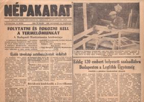 [Folyóirat, 1956.] Folytatni és fokozni kell a termelőmunkát. Hattagú bűnözőbanda. A Pravda a magyar eseményekről. A Népakarat szakszervezeti folyóirat lapszáma a forradalom bukásának heteiből. I. évfolyam, 12. szám. (1956. november 25.) Budapest, 1956. Magyar Szabad Szakszervezetek Országos Szövetsége (Athenaeum Nyomda). [6] p. Folio. A forradalom napjaiban alakult, Nagy Imrét támogató, szociáldemokrata irányzatú szakszervezeti lap, a Népakarat a szabadságharc eltiprásának napjaiban, november 4-e után is megjelenhetett. Kádár János kollaboráns kormánya ugyanis 1956 novemberében még nem uralta az országot olyan mértékben, hogy a forradalom emlékét ápoló lapok megjelenését korlátozza. Szakszervezeti lapunk - feltehetően fennmaradásáért cserébe - napról napra jobban közelíti álláspontját a győztesekéhez. Ennek feltűnő példája, hogy lapszámunk teljes egészében közli a Pravda magyar eseményekről írt összefoglalóját (ideológiai eligazítását). A Pravda az októberi magyar események kiváltó okaként a Rákosi-Gerő-vezetés erőszakos módszereit jelöli meg. A tiltakozás nyomán hatalomra került Nagy Imre-kormány az események sodrában egyre inkább jobbra tolódott és gyengült, ennek nyomán a reakció színre lépése fenyegető veszélyként jelentkezett: e körülmények között került sor a Szovjetunió baráti segítségnyújtására. A Nagy Imre-kormány tevékenységét erőtlenségben és fasizálódásban összegző szovjet értékelést a magyar sajtó később átvette, sőt kiegészítette az imperialista összeesküvés vádjával, melynek nyomán Nagy Imrét később perbe foghatták és kivégezhették. Jó állapotú lapszám, hajtogatva, a hajtás mentén apró szakadásnyomokkal.