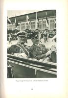 Felvidékünk, honvédségünk (Trianontól Kassáig). Történelmi eseménysorozat képekkel. Budapest, 1939. A Vitézi Rend Zrínyi Csoportjának kiadása (Stádium Sajtóvállalat Rt.) 1 t. (címkép: a kormányzó színes portréja) + 236 p. + 44 t. (kétoldalas táblák I-LXXXVIII-ig számozva). Egyetlen kiadás. A téma alapvető monográfiája. A Vitézi Rend szemszögéből írt munka a Felvidék déli, döntően magyarok lakta sávja visszacsatolásáért folytatott diplomáciai manővereket, illetve a bevonulás részleteit ismerteti egyedülálló részletességgel. A táblákon gazdag korabeli fotóanyag. Oldalszámozáson belül Haranghy Jenő grafikusművész rajzai, valamint egész oldalas térképvázlatok. A Magyarország korabeli szövetségeseiről, Hitlerről, Mussoliniról kedvezően, a csehszlovák államról kedvezőtlenül nyilatkozó munka rákerült az Ideiglenes Nemzeti Kormány által 1945-ben betiltott művek jegyzékére. Az első előzéken és a címlapon régi tulajdonosi bélyegzés. Poss.: Talán Árpád budapesti központi királyi járásbírósági végrehajtó. Színes, illusztrált, vaknyomásos, enyhén foltos kiadói egészvászon kötésben. Jó példány.