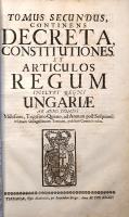[Werbőczy István] Werböcz, Stephanus de: Corpus juris hungarici. Opus Tripartitum et Novellae. (Werbőczy István nádor és ítélőmester latin nyelvű Hármaskönyve és kiegészítései 1741-ig). [Egybekötve]. [Nagyszombat] Tyrnaviae, 1732 - 1741. Typis Academicis, per Leopoldum Berger. A jogi kolligátumunkat nyitó Tripartitum első részének címlapja és első néhány oldala hiányzik, kiadási évét így csak nagyjából lehet meghatározni, tipográfiája, kéthasábos szedése és barokk könyvdíszei, iniciáléi alapján az 1741 körüli időszakból származhat. A Tripartitum második és harmadik része Joseph Berger 1732. évi nagyszombati kiadásából való, oldalszámozáson belüli belső címlapjai egyértelmű adatot szolgáltatnak erről. Jogi kolligátumunk alapja a Tripartitum azaz Hármaskönyv: a Werbőczy István királyi ítélőmester által 1514-ben összeállított törvény- és szokásjog-gyűjtemény, melyet a 16-17. század folyamán, egyre bővülő tartalommal számos alkalommal kiadtak. A Hármaskönyv később, Szentiványi Márton nagyszombati jezsuita leleménye nyomán az 1606-1691 közötti időszakban keletkezett országgyűlési határozatokkal és királyi végzésekkel bővülve jelent meg: Szentiványi Márton 1696. évi nagyszombati kiadásától kezdik a bővített jogművet (tehát a Tripartitumot és folytatásait) hagyományosan "Corpus Juris Hungarici" néven nevezik. Az idő előrehaladtával a "Corpus Juris Hungarici" bővítése nem állt meg, példányunk a szigorú értelemben vett Tripartitumhoz és 1696. évvel záródó hagyományos bővítményeihez csatolja az 1715., 1723. és 1729. és 1741. évi pozsonyi országgyűlések határozatait és tartalommutatóit is, melyhez kolligátumunk esetében további eljárásjogi és büntetőjogi szabályozások is csatlakoznak. Példányunk beosztása ennek megfelelően: - Tomus primus, Continens Opus Tripartitum, Juris consuetudinarii ejusdem Regni. Authore Stephano de Werböcz. -Tomus Secundus, Continens Decreta Constitutiones, et Articulos regum inclyti Regni Ungariae. Ab Anno Domini Millesimo, Trigesimo Quinto, ad Annum post Sesquimillesimum Octogesimum Tertium, publicis Comitiis edita. - Tomus Tertius, Continens Decreta, Constitutiones, et Articulos regum inclyti Regni Ungariae. Ab Anno Domini Millesimo, Quingentesimo Octuagismato Quinto, usque ad Annum Millesimum, Sexcentesimum, Octuagesimum Septimum inclusive. [Nagyszombat] Tyrnaviae, [1734 - 1741 körül.] Typis Academicis per Leopoldum Berger. [6] + 144 [helyesen 146] + [4] p.; [2] + 680 p.; [681]-800 p. Hozzákötve: Novellae, seu Articuli Regni Hungariae, In diversis Generalibus Diaetis per Status &amp; Ordines ejusdem Regni Hungariae, post priorem Decreti generalis expressionem, conditi, ac per suas Majestates Regias confirmati. [Nagyszombat, 1732 körül. Typis Academicis per Leopoldum Berger.] 380 + [12] p. Hozzákötve: Index Rerum Corporis Juris Hungarici. [Nagyszombat - Tyrnaviae, 1732 körül. Typis Academicis]. 140 p. Hozzákötve: Articuli Diaetales Anni MDCCXV. [Nagyszombat] Tyrnaviae, 1740. Typis Academicis Societatis Jesu. 56 p. Hozzákötve: Articuli Diaetales Anni MDCCXXIII. [Nagyszombat] Tyrnaviae, 1740. Typis Academicis Societatis Jesu. 44 p. Hozzákötve: Articuli Diaetales Anni MDCCXXIX. [Nagyszombat], Tyrnaviae, [1732 körül]. Typis Academicis per Leopoldum Berger. [2] + 40 p. Hozzákötve: Articuli Diaetales Anni MDCCXLI. [Nagyszombat] Tyrnaviae, 1741. Typis Academicis Societatis Jesu. [4] + 31 + [1] p. Hozzákötve: Index seu Compendiosa series Articulorum In Annis 1715. 1723. &amp; 1729. Posonii Diaetaliter conclusorum, secundum ordinem Alphabeticum Substantium Rerum, &amp; Verborum in iisdem contentam remonstrans. [Nagyszombat] Tyrnaviae, 1732. Typis Academicis per Leopoldum Josephum Berger. [22] p. Hozzákötve: Articuli Juris Thavernicalis, olim Post Tristem Amissae Budae, omniumque anti-quissimorum Juris Thavernicalis monumentorum cladem recollecti, et per Sacr: Caesar: Regiamque eotum regnantem majestatem clementer confirmati. Nunc vero Post Gloriasam ejusdem Budae Miseratione Divina Victricibus Armis Augustissimi, &amp; Potentisssimi Imperatoris Leopoldi I. &amp; c. Recuperationem, novissime recusi, Et Adjectis Articulorum Titulis aucti, ac divulgati. Anno MDCCXXXIII. [Nagyszombat] Tyrnaviae, 1732. Typis Academicis per Leopoldum Josephum Berger. 16 + [2] p. Hozzákötve: Praxis Criminalis, Jurisdictione Sanguinis, et quomodo in Criminalibus procendum sit. Pars I-II. [Nagyszombat, 1732 körül. Typis Academicis.] 64 + [8] p. Hozzákötve: Kitonich [János], Joannes de Koztanicza: Directio methodica processus judiciarii juris consuetudinarii, inclyti Regni Hungariae. Editio quinta. [Nagyszombat] Tyrnaviae, 1732-1734. Typis Academicis S. J. per Leopoldum Berger. [20] + 131 + [3] p. Hozzákötve: Kitonich [János], Joannes de Koztanicza: Centuria Certarum Contrarietatum et Dubietatum, Ex Decreto Tripartito desumptarum, &amp; resolatum. Anno Domini M.DCC.XXXV. [Nagyszombat], 1735. [Typis Academicis per Leopoldum Josephum Berger]. [4] + 34 + [10] p. A Tripartitum anyaga után a későbbi, 1715-1741 közötti országgyűlések határozatai, majd eljárásjogi és büntetőjogi értekezések. Példányunk első előzékén és első levelin kisebb sérülés, egyes oldalain foxing, illetve apró foltosság, néhány levelén apró lapszéli sérülés, két levelén apró hiány. Az első előzéken régi gyűjteményi bejegyzés. Poss: Nagykőrös város könyvtára. (Libris Oppidi Nagy-Kőrös). Öt bordára fűzött, díszesen aranyozott, vaknyomásos, sérült, felül hiányos gerincű, enyhén kopott korabeli bőrkötésben, sérült, foltos, enyhén hiányos kötéstáblákkal, vörös festésű, kissé foltos lapszélekkel.