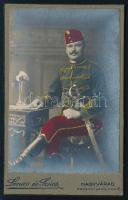 cca 1880 Huszár portré Lenics és Szűcs nagyváradi műterméből, színezett, hátul felragasztás nyomával, 10,5x6,5 cm