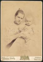 cca 1890 Anya gyermekével. Keményhátú fotó Wittmann Nándor komáromi műterméből, kopással, 15,5x11 cm