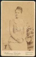 cca 1890 elegáns hölgy portréja. Keményhátú fotó Wittmann Nándor komáromi műterméből, kopással, 11x6,5 cm