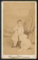 cca 1880 Kislány portréja. Keményhátú fotó Mager Ottó komáromi műterméből, 10,5x6,5 cm