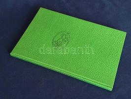 Goethe, [Johann Wolfgang von]:  Római elégiák. Max Schwimmer rajzaival. (Számozott.) [Budapest], 1958. Magyar Helikon (Békésmegyei Nyomdaipari Vállalat Gyomai Telepe. [52] p. Első teljes magyar kiadás. Könyvgyűjtők számára készült, számozott, bibliofil kiadás. Kolofon: "E könyv a Római elégiák első magyar nyelvű teljes kiadása. A szerkesztés munkáját Jahn Ferencné végezte. A műszaki munkálatokat Földes György irányította. Készült a Gyomai (volt Kner) nyomdában, Bodoni antikva betűkkel, offset papíron. Megjelent 6.750 példányban, ebből selyemkötésben számozva 1.420 példány. Ez a könyv a 1412. számú példány". Max Schwimmer (1895-1960) német grafikusművész lendületes, finoman erotikus rajzaival. Illusztrált kiadói selyemkötésben, illusztrált, enyhén sérült kiadói védőborítóban. Jó példány.