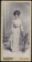 cca 1900 elegáns hölgy portréja. Keményhátú fotó Baker Alajos selmeczbányai műterméből, 14,5x7,5 cm