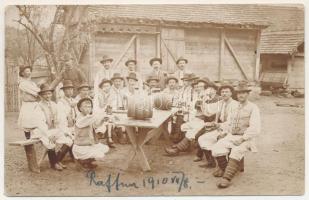 1910 Rafna, Raffna, Ramna; népviseletbe öltözött férfiak hordókkal. A levél címzettje Győry Lóránd miniszteri tanácsos / man in folk costumes, barrels. photo (EK)