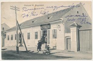 1912 Boksánbánya, Várboksán, Románbogsán, Németbogsán, Deutsch-Bogsan, Bocsa Montana; utcakép, Tirmann János Nagyvendéglője az Arany Ekéhez. A levél címzettje Győry Lóránd miniszteri tanácsos. Szabonáry Károly fényképe / street view with restaurant (fl)