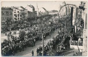 1940 Marosvásárhely, Targu Mures; bevonulás, emberek a házak tetején, Splendid és Hungária szállók, Kertész Rezső, Révész Béla, Fekete Mihály üzlete / entry of the Hungarian troops, shops and hotels, people on the roofs. photo + "1940 MAROSVÁSÁRHELY VISSZATÉRT" So. Stpl (EK)