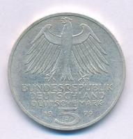Német Szövetségi Köztársaság 1979J 5M Ag "Német Régészeti Intézet 150. évfordulója" kapszulában. T:XF Federal Republic of Germany 1979J 5 Mark Ag "150th Anniversary - German Archaeological Institute" in capsule. C:XF Krause KM#150