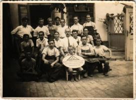 Temesvár, Timisoara; Tanszergyár munkásai, csoportkép. Dobos felvétele / workers of school prop factory. photo (non PC) (fl)