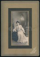 1907 Fiatal hölgy hintaszékben, kartonra kasírozott fotó a Joánovics testvérek kolozsvári műterméből, a hátoldalon feliratokkal, fotó: 15x8 cm, karton: 25x18 cm