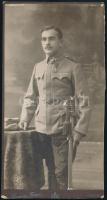 cca 1915 Katonatiszt (Koós Gyula százados) portréja, szablyával, 1912/13-as Emlékkereszt (Mozgósítási Kereszt) kitüntetéssel, kabinetfotó Szamossy Ferenc kassai műterméből, a hátoldalon feliratozva, széle vágott, 20x10,5 cm