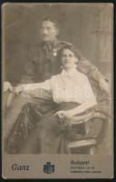 1916 Kitüntetett katonatiszt (főhadnagy) és felesége portréja, kabinetfotó Ganz Lipót budapesti műterméből, a hátoldalon dedikációval, 16,5x10,5 cm