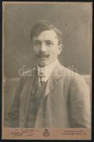 cca 1910 Elegáns fiatal férfi portréja, kabinetfotó Nagy István (Érsekújvár és Trencsénteplic) műterméből, 16,5x10,5 cm (Ritka!)