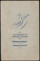 cca 1910 Elegáns fiatal férfi portréja, kabinetfotó Nagy István (Érsekújvár és Trencsénteplic) műter...
