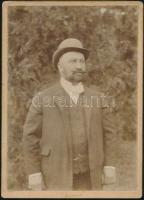 cca 1900-1910 Vertán Adorján (1859-1928) építész, a magyarbánhegyesi Vertán család tagjának portréja, keményhátú fotó, a hátoldalon bélyegzővel, 18x13 cm