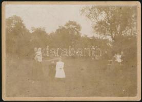 cca 1900-1910 A magyarbánhegyesi Vertán család tagjai, keményhátú fotó, a hátoldalon Vertán Adorján bélyegzőjével, 13x18 cm