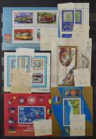 Magyar modern gyűjtemény, főleg postatiszta anyag, kevés bélyegzett magyar és román bélyeg 3 A/4-es és 3 közepes berakóban. Hozzá 15 klf magyar katalógus, magyar és külföldi levelek, kartondobozban