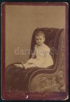 cca 1880 Vertán Margit, a magyarbánhegyesi Vertán család tagjának gyermekkori portréja, kabinetfotó Ravasz Imre aradi műterméből, a hátoldalon feliratozva, kissé viseltes állapotban, 16x11 cm