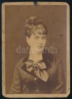 cca 1885 A magyarbánhegyesi Vertán család hölgytagjának portréja, kabinetfotó Marie Drescher aradi műterméből, kissé viseltes, foltos, 15x10,5 cm (Ritka!)