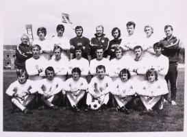 Vegyes nyomtatvány tétel 3 db labdarúgó csapat fotó, benne Ferencváros, stb. + egyéb képeslapok, nyo...