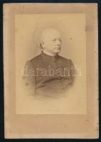 cca 1870 Horváth Mihály Imre (1809-1878) történész, püspök portréja. Katolikus püspök Csanádon 1848-1849 közt, 1877-1878 közt a Magyar Történelmi Társulat elnöke. 1848 júliusában V. Ferdinánd király csanádi püspökké nevezte ki, de sosem szentelték föl, a függetlenségi nyilatkozat után vallás- és közoktatásügyi miniszterhelyettes lett. A szabadságharc leverése után előbb Magyarországon bujdosott, majd főúri közbenjárásra Lipcsébe majd Belgiumba menekült. A haditörvényszék halálra ítélte és in effigie fel is akasztatta. 18 évig száműzetésben élt. J. Heller műterméből, 18,5x13 cm