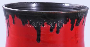 Laborcz Mónika kaspó, jelzett, kis kopással, d: 19 cm, m: 17,5 cm