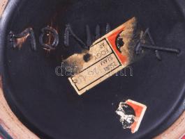 Laborcz Mónika kaspó, jelzett, kis kopással, d: 19 cm, m: 17,5 cm