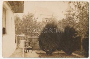1924 Kézdivásárhely, Targu Secuiesc; udvar, templom / courtyard, church. photo (kis szakadás / small tear)