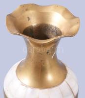 Gyöngyház berakásos réz váza, kis sérüléssel, m: 18,5 cm