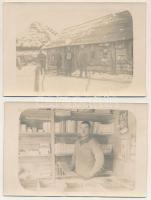 1917 2 db RÉGI katonai fotós képeslap: tábori könyvkereskedés valahol Galíciában / Feldbuchhandlung / 2 pre-1945 photo postcards: WWI Austro-Hungarian military field book shop somewhere in Galicia