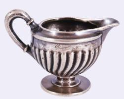 cca 1900 New York kávéház tejkiöntő, jelzett, kopással, m: 6,5 cm